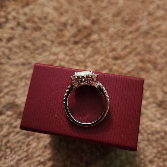 White opal cushion cut ring - Picture 4 of 5